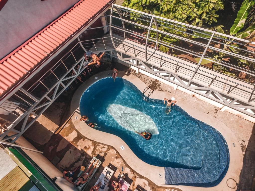 雅科Hostel de Haan的游轮上游泳池的顶部景色