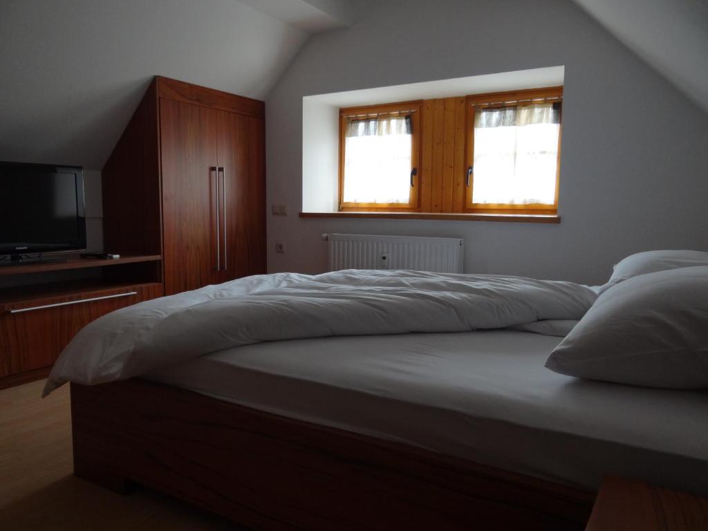 摩拉瓦托普利采Apartment HB Moravske Toplice的一间卧室配有一张大床和电视