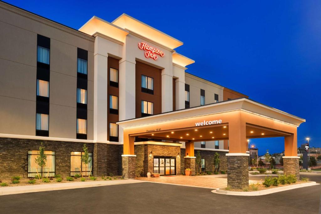 瓦拉瓦拉Hampton Inn & Suites by Hilton Walla Walla的带有酒店入口的酒店 ⁇ 染