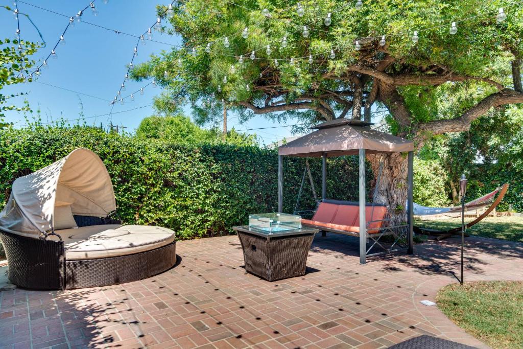 范奈斯Lake Balboa Home with Scenic Patio Near Van Nuys!的一个带凉亭和吊床的庭院