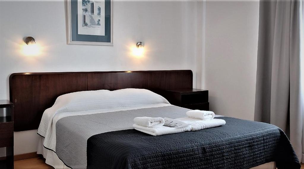 圣马丁德洛斯罗莎·德洛斯威阿耶斯酒店的卧室配有2条毛巾。