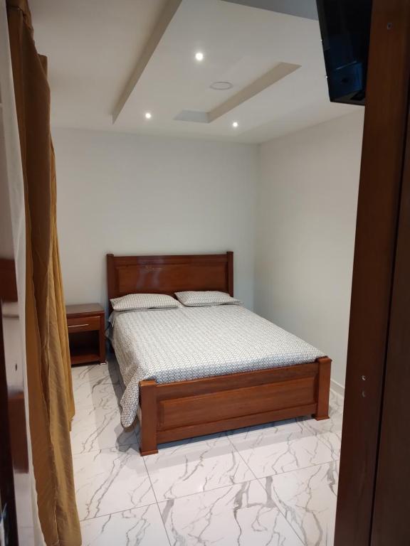 ChachagüíHotel RA04的一间白色客房内的床铺卧室