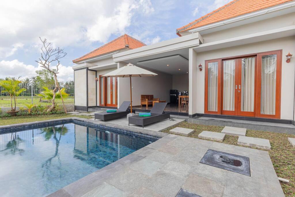 乌布New Private Pool Villa - Villa Dhea Ubud的一座带游泳池和房子的别墅
