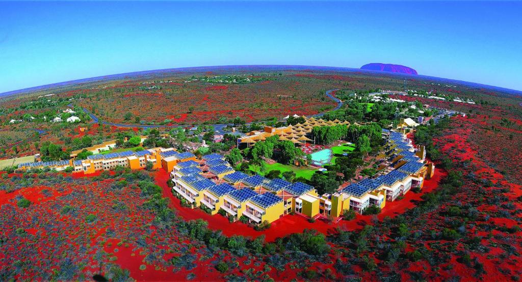 艾尔斯岩沙漠公园酒店的山丘上度假村的空中景观