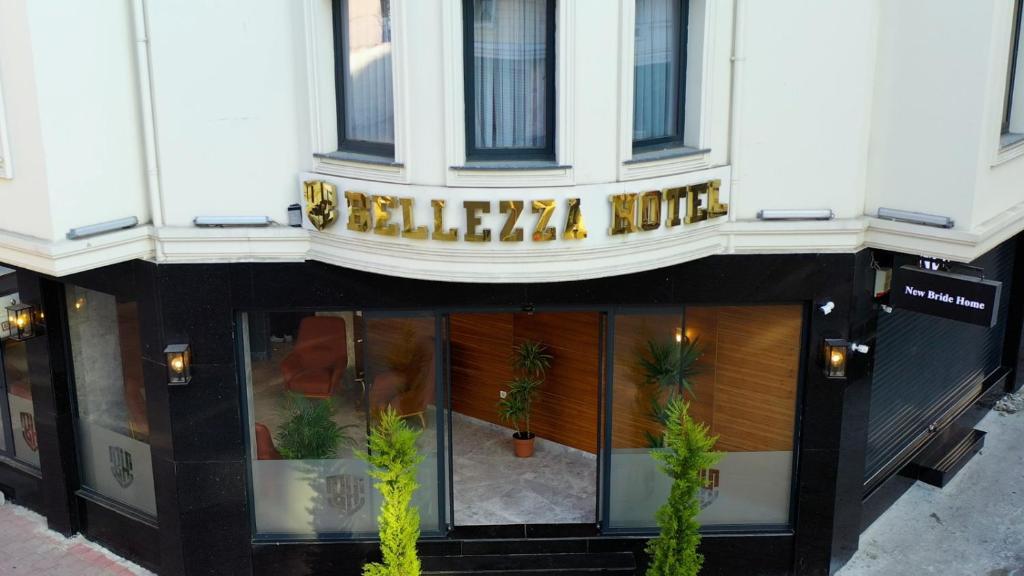 伊斯坦布尔Bellezza Hotel的建筑物前面的商店,上面有标志