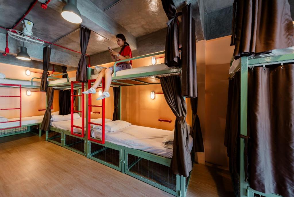 Sleeper Hostel客房内的一张或多张床位
