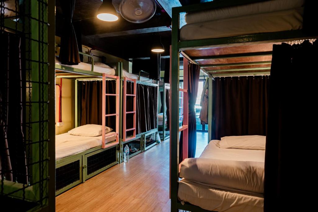 Sleeper Hostel客房内的一张或多张床位