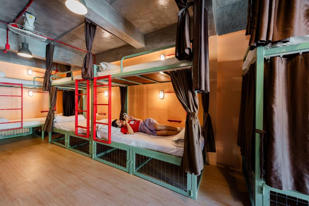 Sleeper Hostel客房内的一张或多张双层床