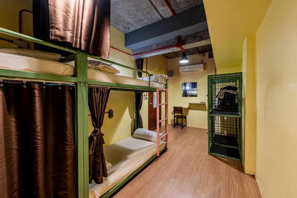 Sleeper Hostel客房内的一张或多张床位