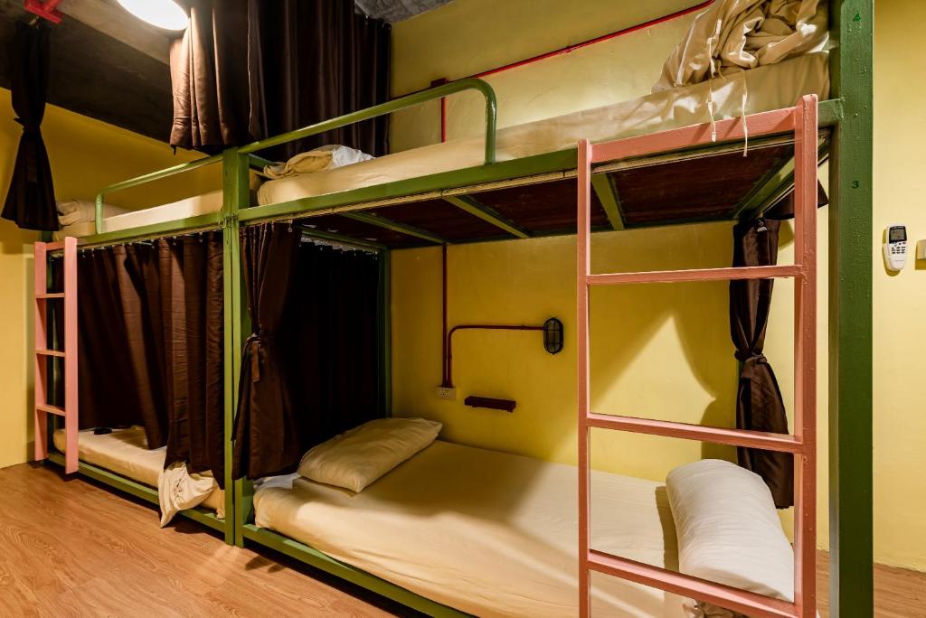 Sleeper Hostel客房内的一张或多张双层床