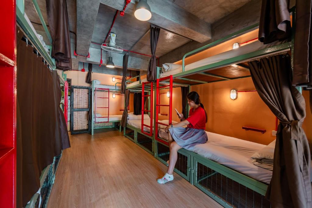 Sleeper Hostel客房内的一张或多张床位