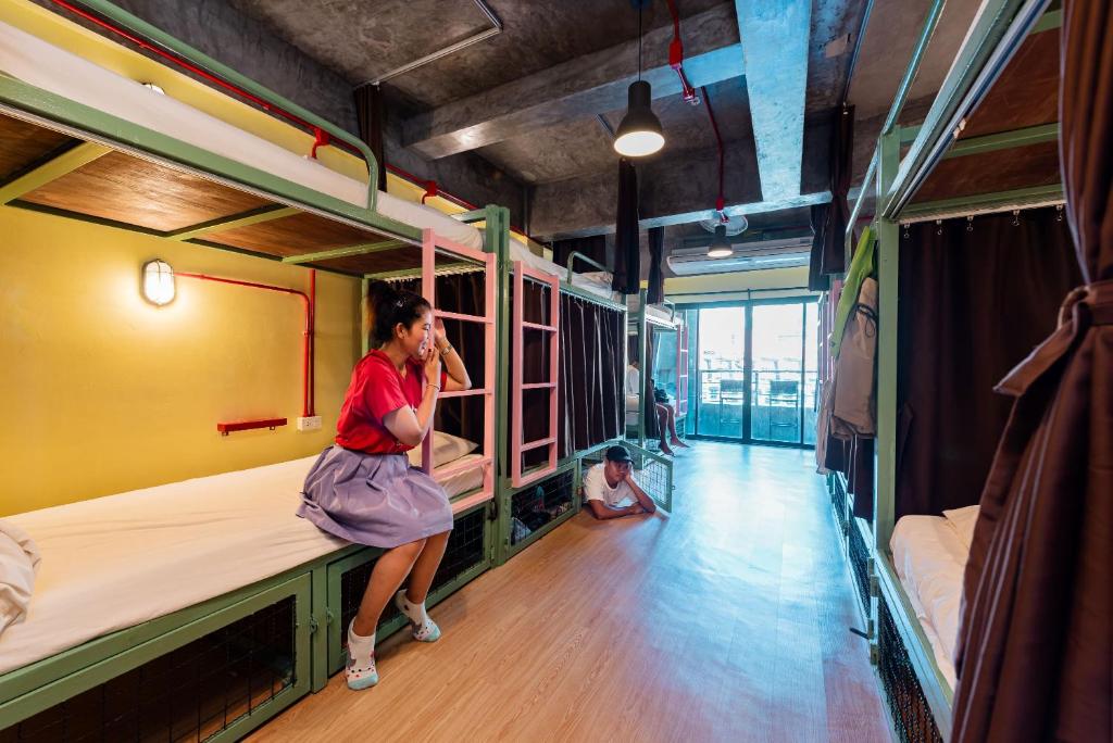 Sleeper Hostel客房内的一张或多张床位