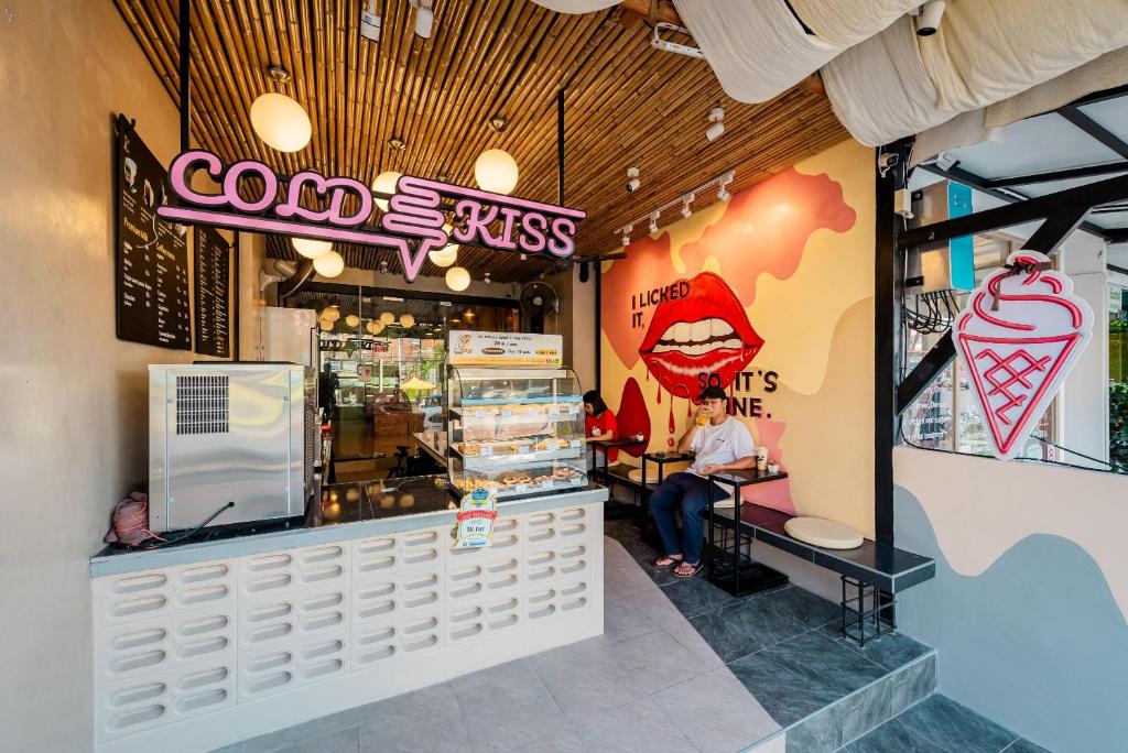 奥南海滩Sleeper Hostel的坐在快餐店柜台的女人