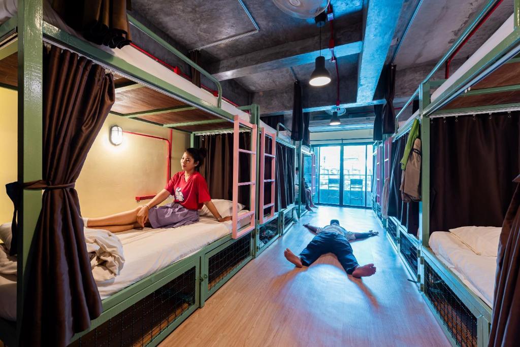Sleeper Hostel客房内的一张或多张床位