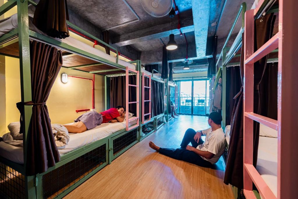 Sleeper Hostel客房内的一张或多张床位