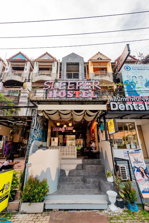 奥南海滩Sleeper Hostel的前面有楼梯的建筑
