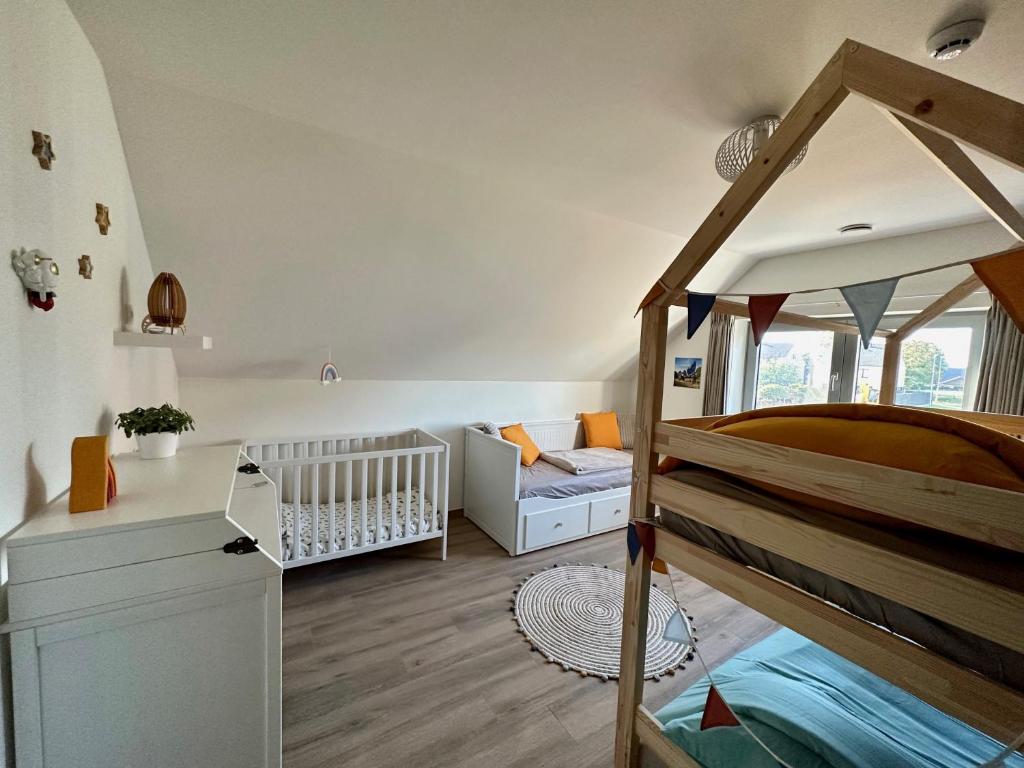 洛默尔Villa Vief Lommel的一间卧室配有一张床和一张婴儿床