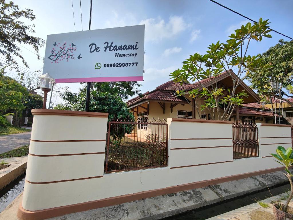井里汶De Hanami Homestay Setrayasa的房屋前的标志