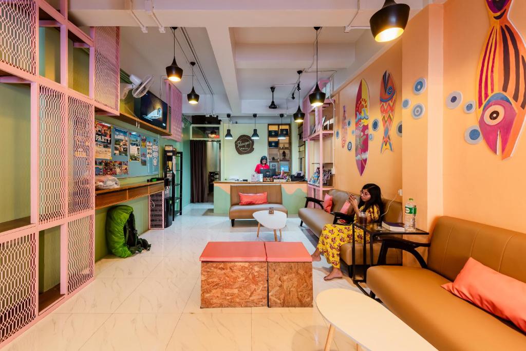 奥南海滩Sleeper Hostel的坐在商店等候室的女人