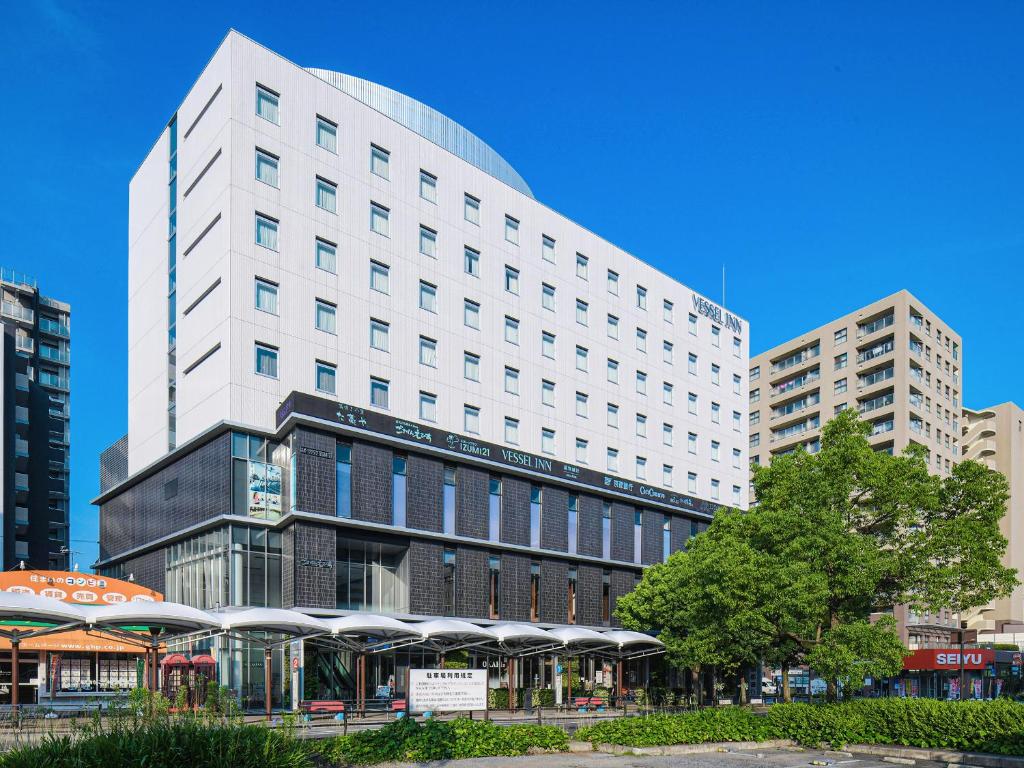 守山Vessel Inn Shigamoriyamaekimae的一座位于城市中心的白色大建筑
