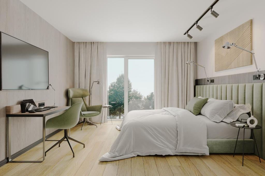 格拉茨Hotel Steiermarkhof Graz的白色的卧室设有床、书桌和窗户