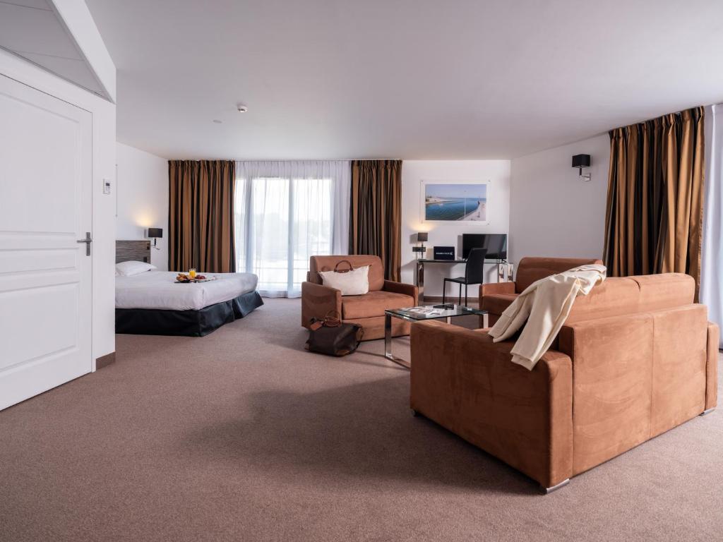 拉波勒拉波勒金郁金香酒店 的酒店客房设有床和客厅。