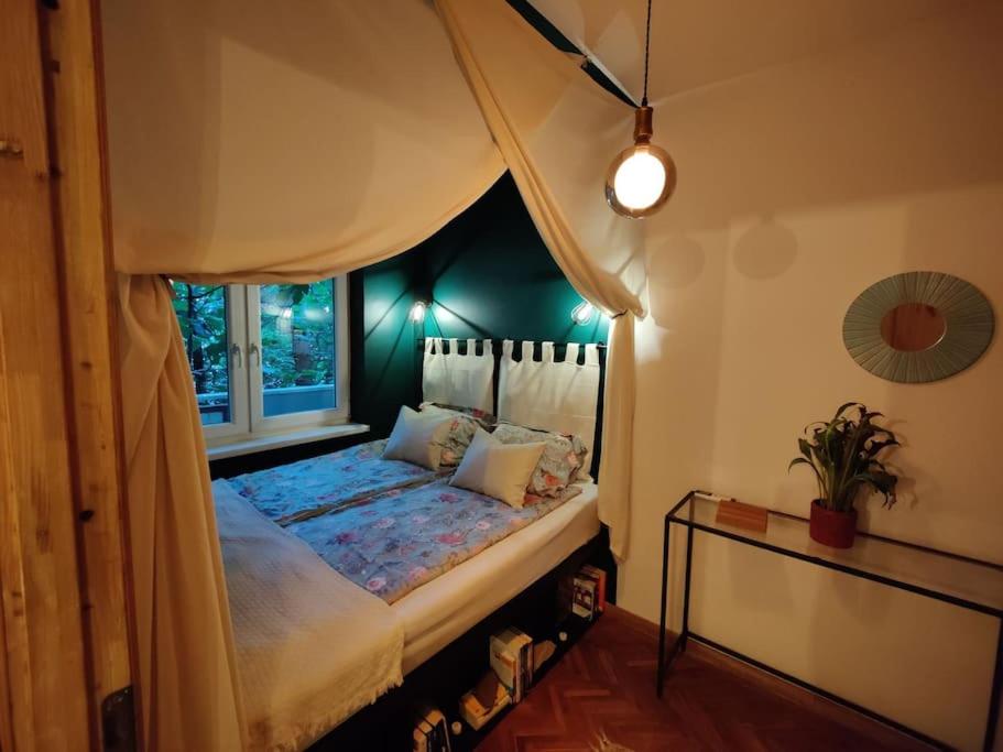 布达佩斯Nookbed的一间卧室配有一张天蓬床和窗户