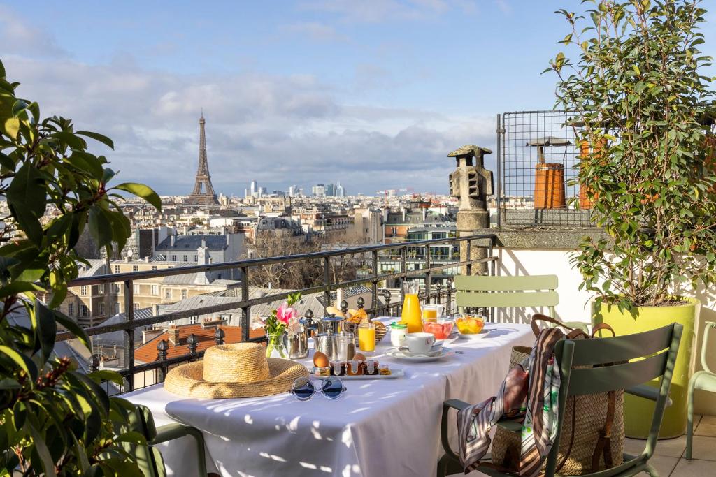 巴黎Le Littré的一张享有艾菲尔铁塔景致的桌子
