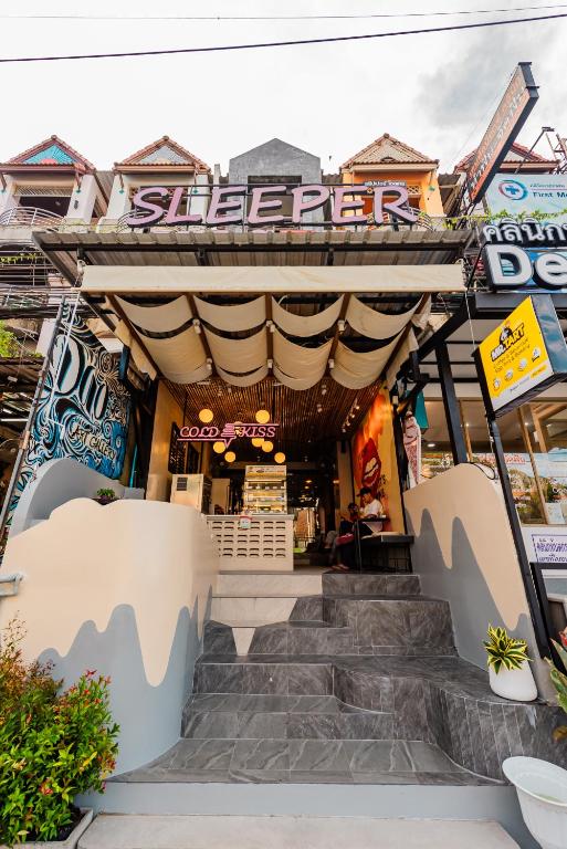 奥南海滩Sleeper Hostel的前面有楼梯的建筑