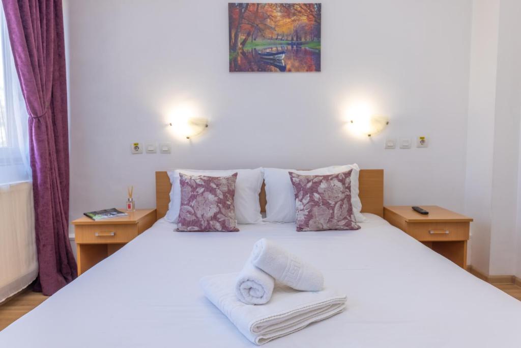 布加勒斯特加拉北站爵士酒店的卧室配有白色床和毛巾