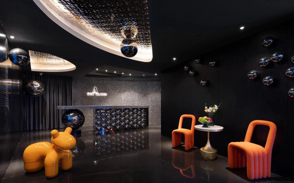 长沙朵兰达BF酒店五一广场IFS国金中心店的一个带橙色椅子的房间和一个酒窖