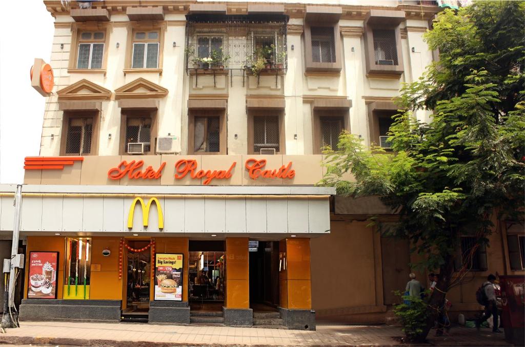 孟买皇家城堡酒店的大楼前的mcdonalds餐厅