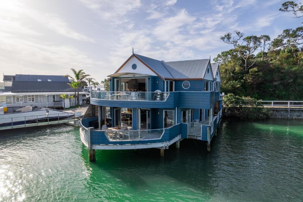 OpuaBay of Islands Apartment On The Water- The Bridge的船上的蓝色房子