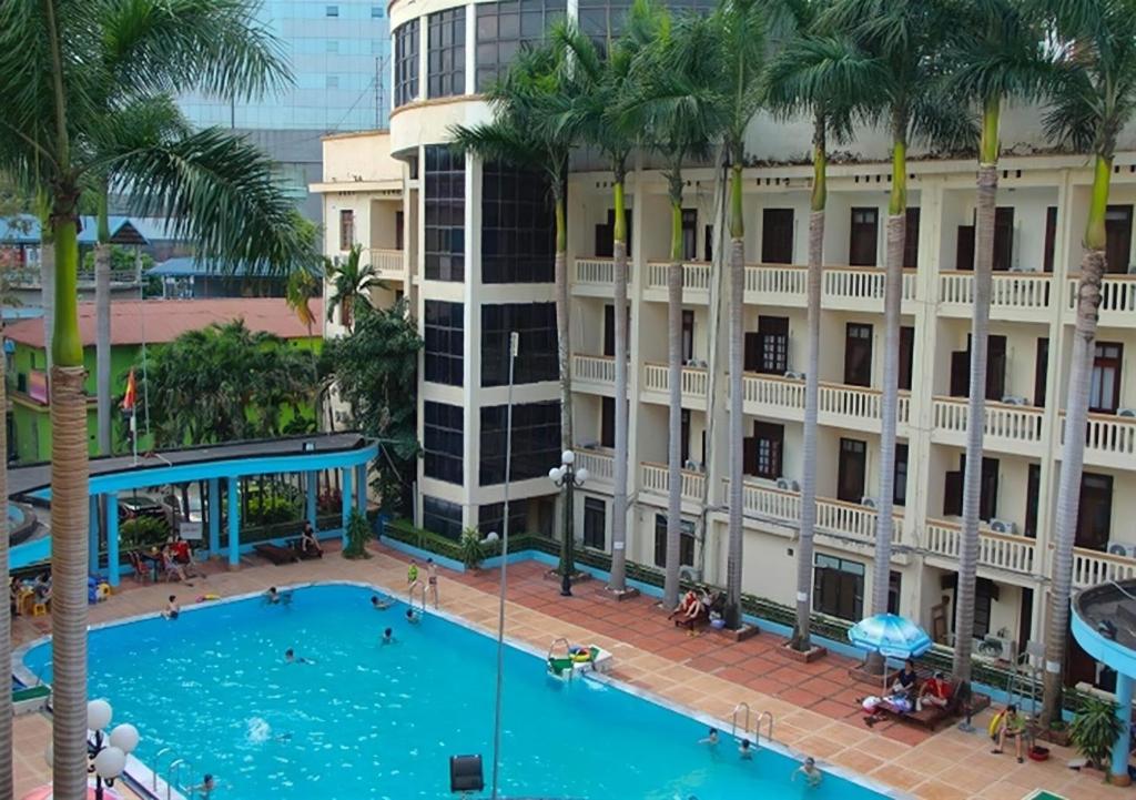 河内Kim Liên - Số 7 Đào Duy Anh - by Bay Luxury Hotel的大楼前游泳池的顶部景色