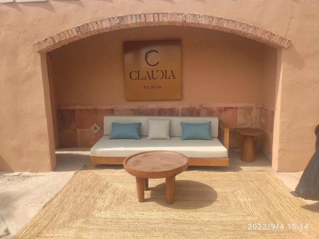 坎波斯Claudia by Nura的卧室配有一张床和一张桌子