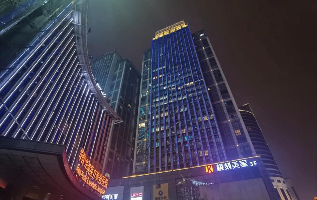 长沙朵兰达LAB露台酒店五一广场贺龙体育馆店的一群高大的建筑在晚上在城市里