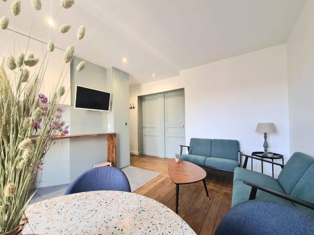 塞纳河畔伊夫里Bel appartement F3 46m2 à 5' de Paris的客厅配有蓝色椅子和电视