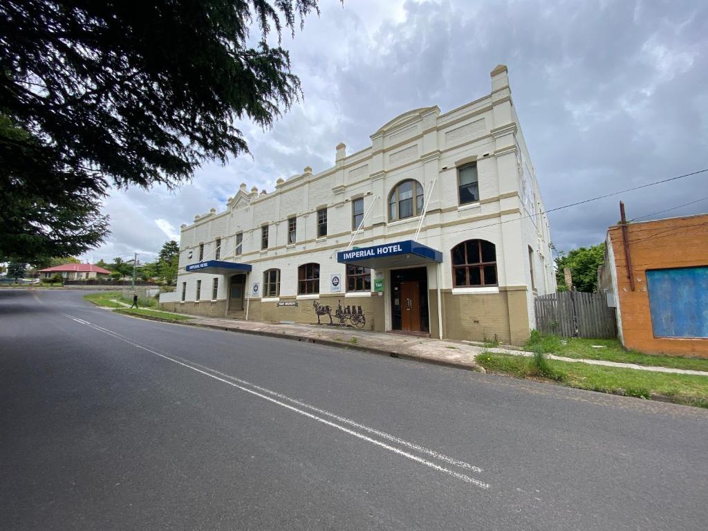 PortlandHistoric Pub Accommodation- En-suites - Shared Bathroom Double Rooms - Shared Bathroom Twins的街道边的白色建筑