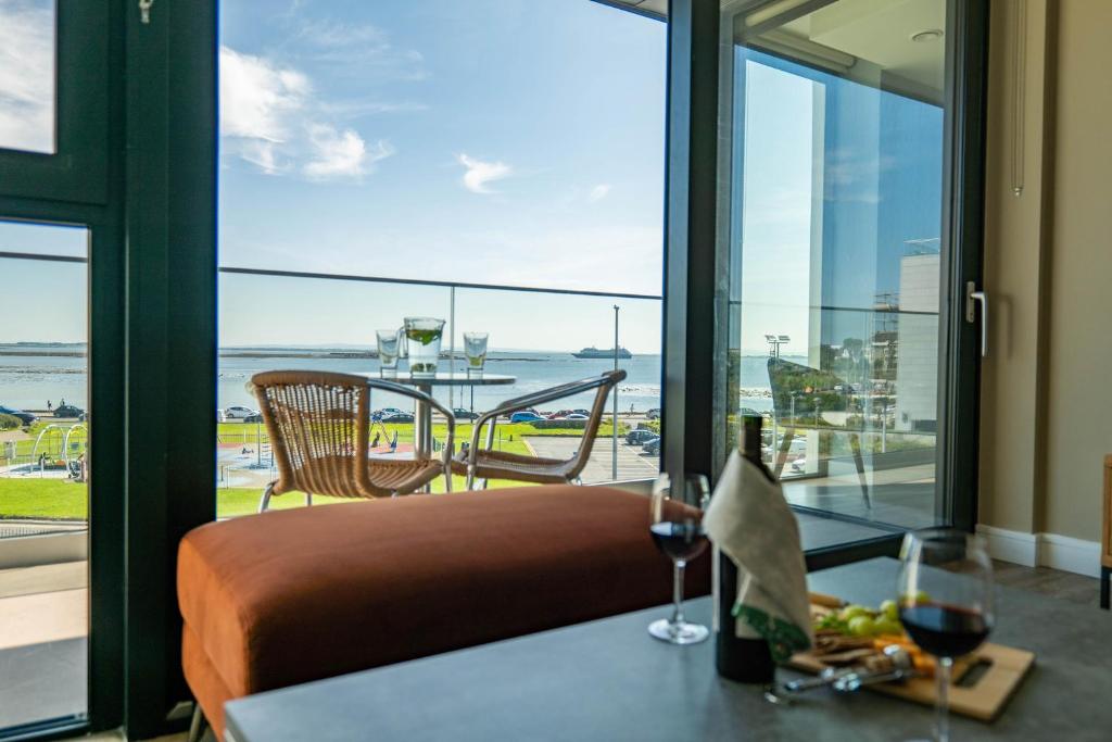 戈尔韦Shoreline Apartments的海景客房 - 带桌子