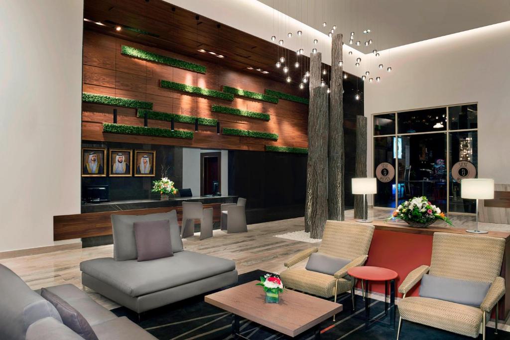迪拜迪拜克里克万豪行政公寓的大堂配有沙发、椅子和桌子
