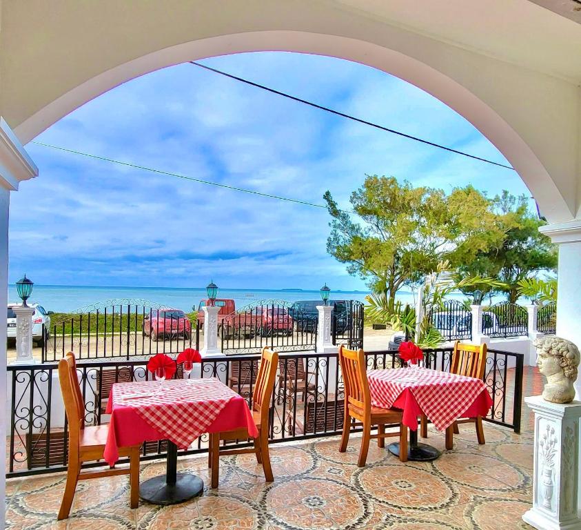 努库阿洛法小意大利酒店的一个带桌椅的海景庭院