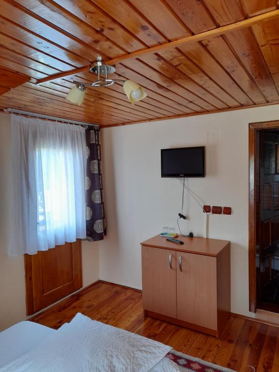 阿列谢尼Cabana Med 2的一间卧室配有一张床和一台平面电视