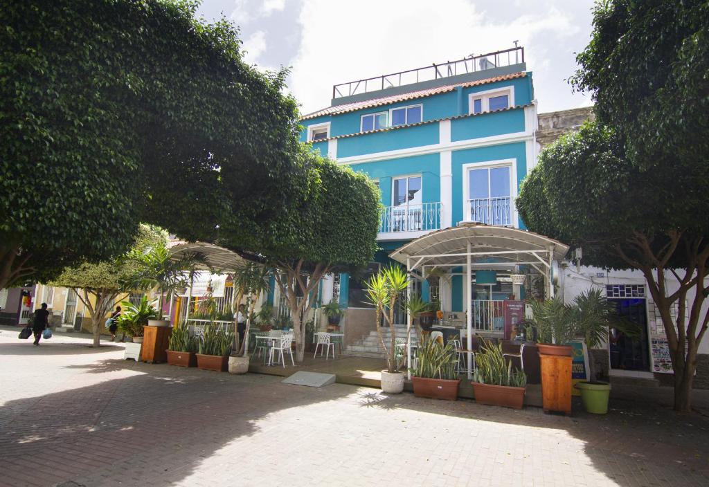 普拉亚圣玛丽亚酒店的前面有树木的蓝色建筑