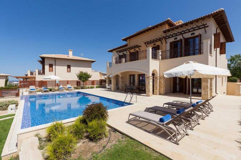 库克里亚Aphrodite Hills Rentals - Elite Villas的一座带游泳池和房子的别墅