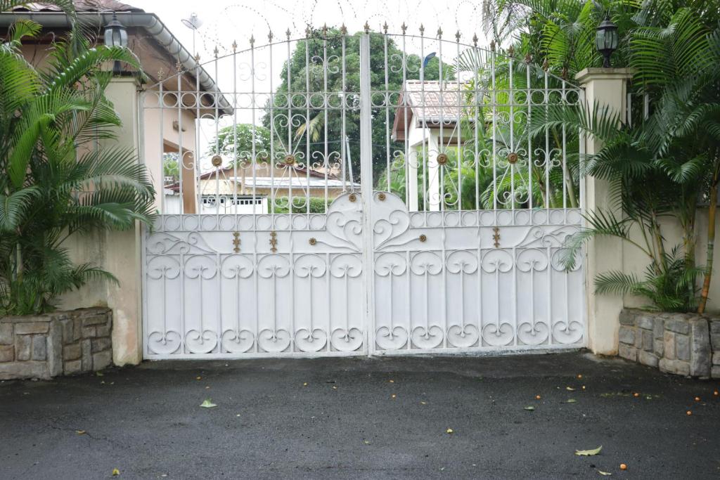 丘达德马拉波Industria Villa的棕榈树屋前的白色门