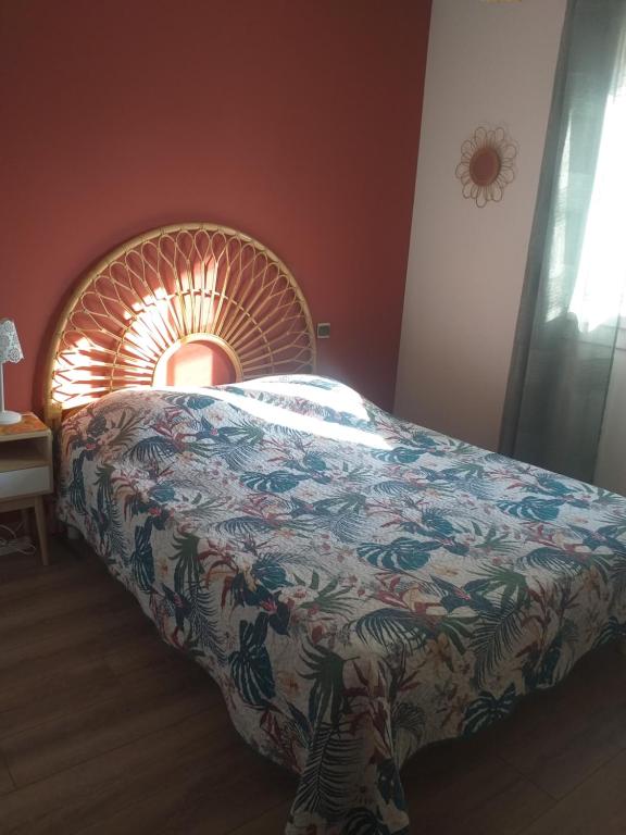 拉罗克德格兰Fan 36B的一间卧室配有一张带图案毯子的大床