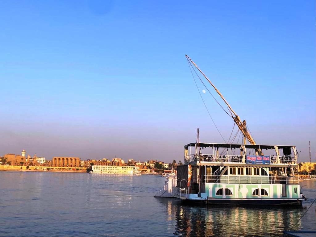 卢克索Floating Hotel- Happy Nile Boat的船上装有起重机