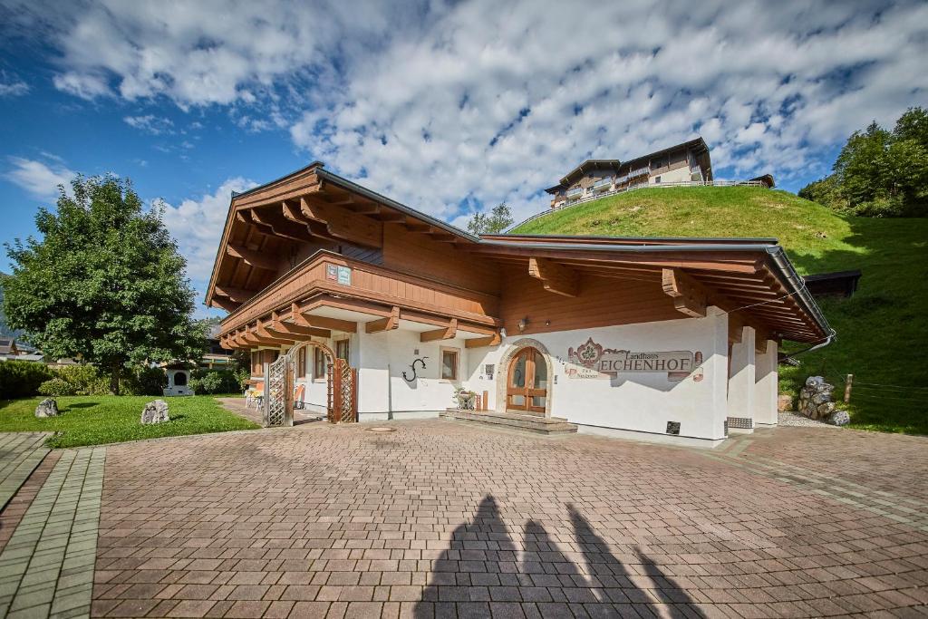 萨尔巴赫Landhaus Eichenhof的顶部有一座绿色山丘的房子