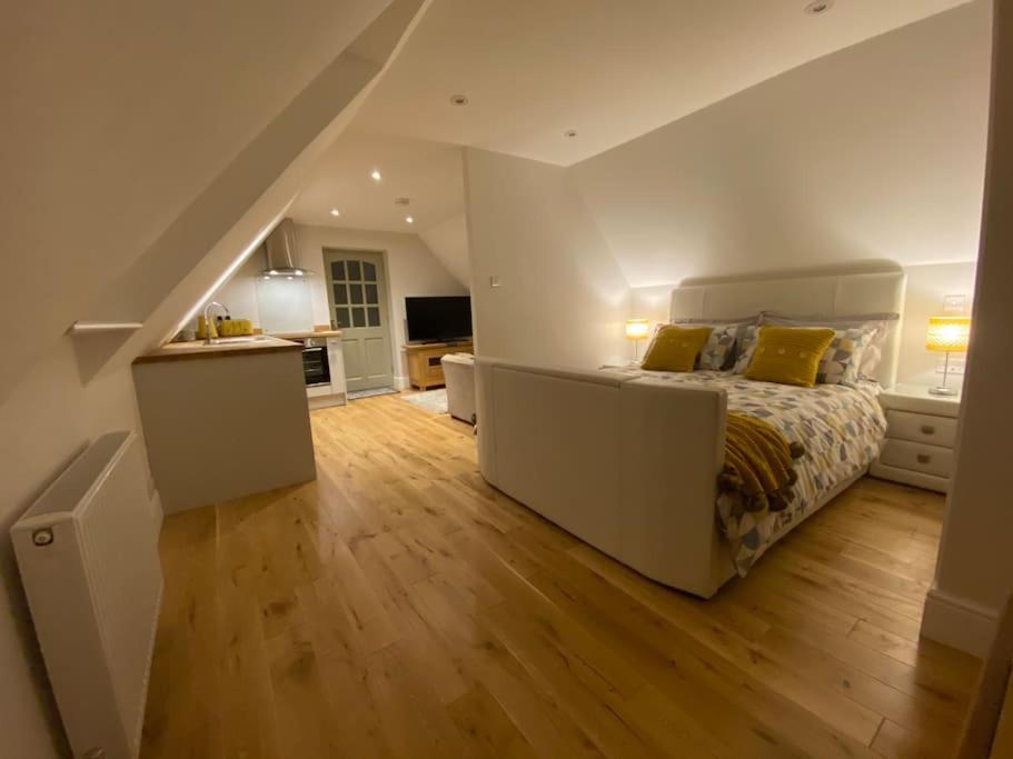 斯托昂泽沃尔德The Cotswold Stowaway, Perfect Luxurious Retreat!的一间卧室配有一张带黄色枕头的床。