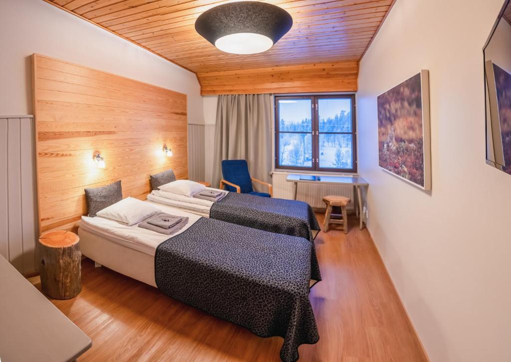 萨利色尔卡郝太丽纽伦巴非尔森特齐乐帕酒店的酒店客房配有两张床和一张书桌